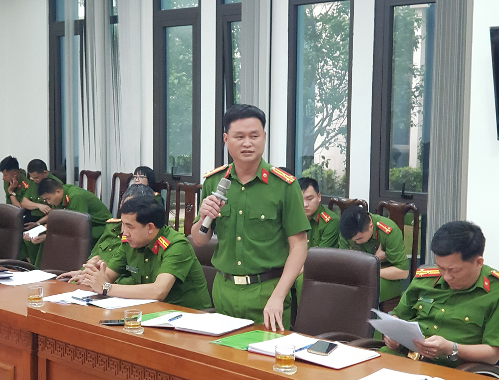 Thượng tá Đặng Trung Tuyến - Phó Trưởng Công an huyên Na Hang báo cáo công tác đấu tranh phòng, chống tội phạm môi trường trong lĩnh bảo vệ đa dạng sinh học trên địa bàn