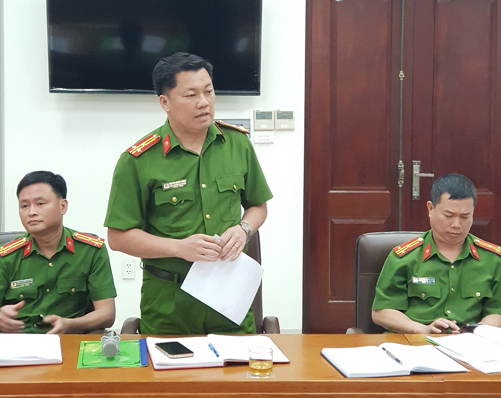 Thượng tá Nguyễn Mạnh Cường - Phó Trưởng Công an huyện Lâm Bình báo cáo thực trạng vi phạm quy định về bảo vệ động vật nguy cấp, quý, hiếm trên địa bàn