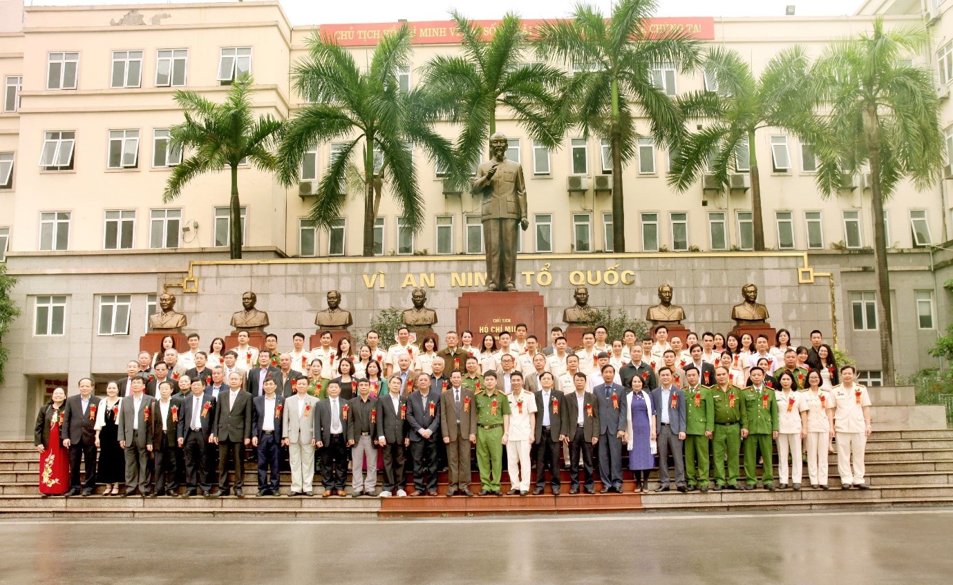 Các đại biểu khách mời chụp ảnh lưu niệm tại Tượng đài Chủ tịch Hồ Chí Minh