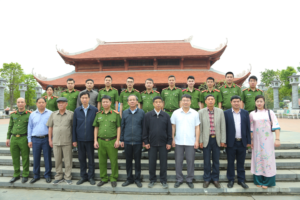 Đoàn tham quan và chụp ảnh lưu niệm tại Khu tưởng niệm các đồng chí lãnh đạo Đảng, Nhà nước từng làm việc tại Tân Trào
