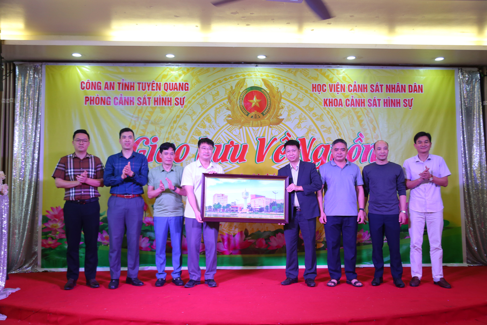 Khoa Cảnh sát hình sự tặng quà lưu niệm cho Phòng Cảnh sát hình sự, Công an tỉnh Tuyên Quang
