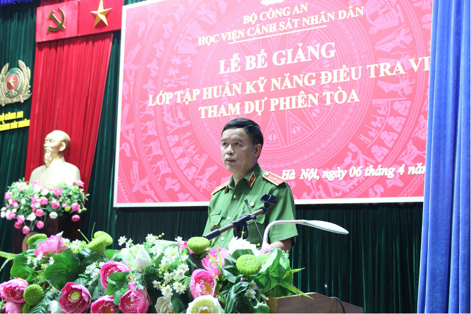Thiếu tướng, GS. TS Nguyễn Đắc Hoan, Phó Giám đốc Học viện phát biểu tại buổi bế giảng
