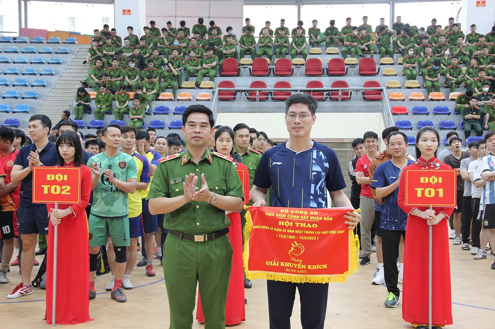 Thiếu tướng, PGS. TS Lê Hoài Nam, Hiệu trưởng Trường Cao đẳng CSND I trao giải Khuyến khích toàn đoàn môn bóng bàn cho đội tuyển Học viện ANND