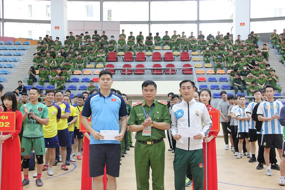 Ban Tổ chức trao giải Cầu thủ xuất sắc nhất cho đ/c Phạm Quang Dũng (Học viện CSND) và giải Vua phá lưới cho đ/c Phạm Xuân Mạnh (Bộ Tư lệnh CSCĐ)