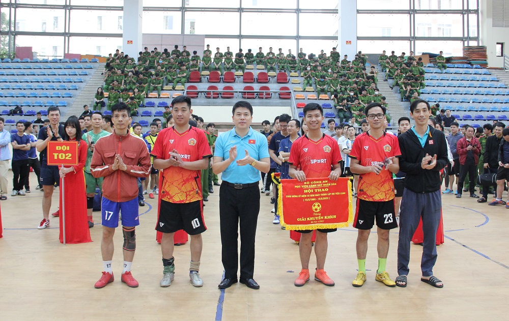 Đại tá, PGS. TS Trần Hồng Quang, Phó Giám đốc Học viện trao giải Khuyến khích môn bóng đá nam cho đội tuyển Học viện Chính trị CAND