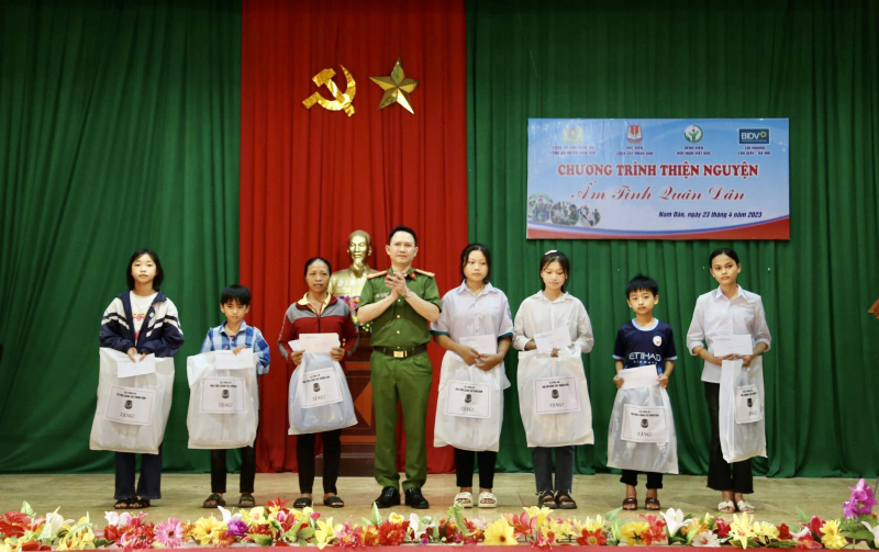 Đoàn công tác của Học viện CSND tặng quà cho học sinh nghèo vượt khó học giỏi trên địa bàn xã Nam Xuân, huyện Nam Đàn.