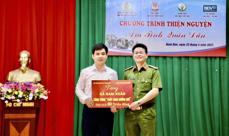 Đại diện Học viện CSND trao tặng công trình "Thắp sáng đường quê" cho UBND xã Nam Xuân, huyện Nam Đàn.