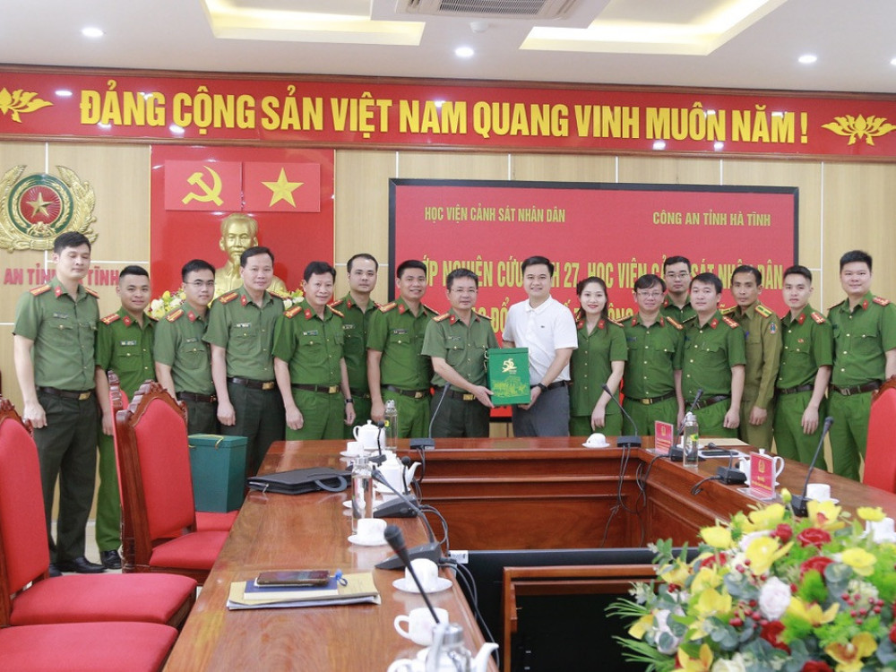 Nghiên cứu sinh khóa 27  tặng quà lưu niệm cho Công an tỉnh Hà Tĩnh