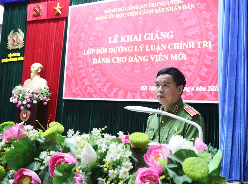 Thiếu tướng, GS.TS Nguyễn Đắc Hoan, Phó Bí thư Đảng ủy, Phó Giám đốc Học viện phát biểu tại lễ khai giảng
