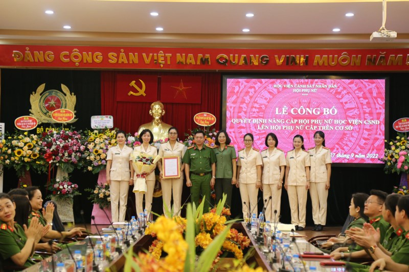 Đại tá, TS Nguyễn Đăng Sáu, Phó Giám đốc Học viện CSND chúc mừng Hội Phụ nữ Học viện được nâng cấp lên Hội Phụ nữ cấp trên cơ sở