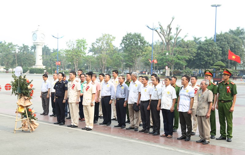 Các đại biểu làm lễ dâng hoa, dâng hương tại Tượng đài Chủ tịch Hồ Chí Minh và các đồng chí cố Bộ trưởng Bộ Công an