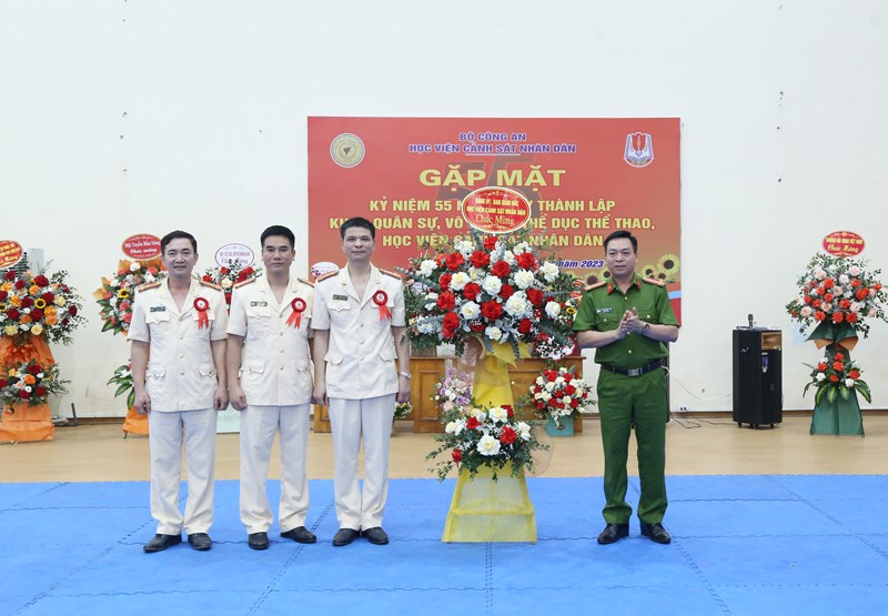 Đại tá, TS. Nguyễn Đăng Sáu, Phó Giám đốc Học viện tặng hoa chúc mừng tập thể lãnh đạo Khoa QSVT-TDTT