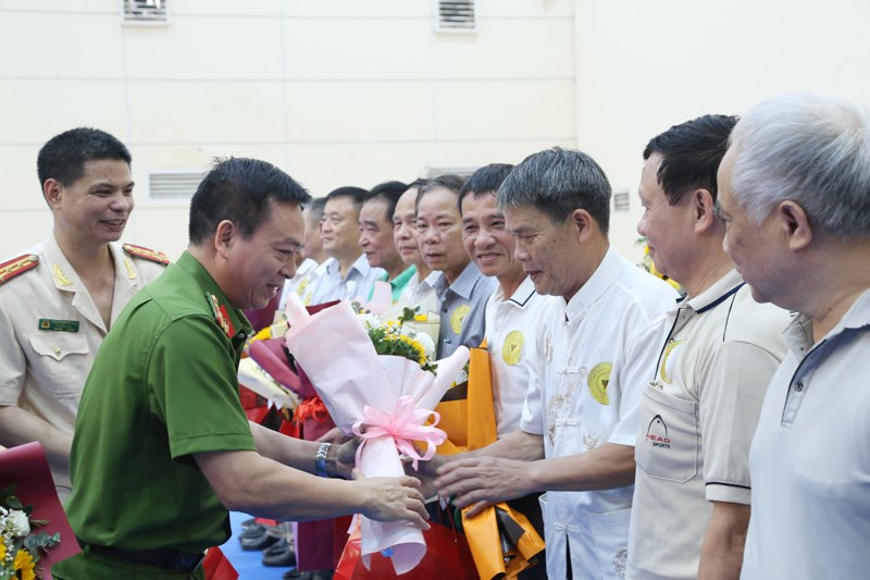 Đại tá, TS. Nguyễn Đăng Sáu, Phó Giám đốc Học viện tặng hoa và quà tri ân cho các đồng chí nguyên là lãnh đạo Khoa QSVT-TDTT