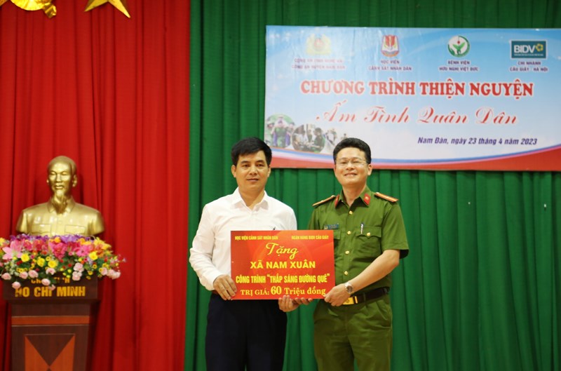Thiếu tá Nguyễn Đắc Lý, Phó Trưởng phòng CTĐ&CTCT - đại diện Đoàn tình nguyện trao tặng công trình “Thắp sáng đường quê”