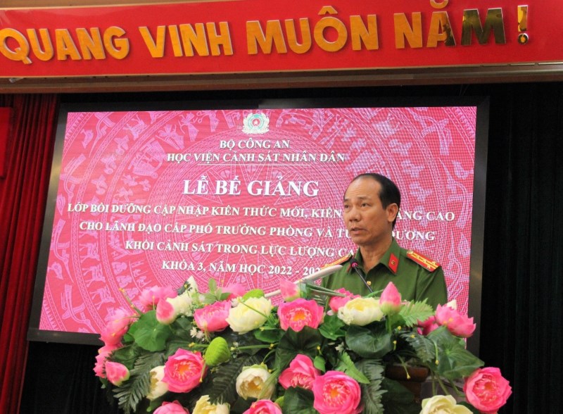 Đại tá, PGS. TS Trần Quang Huyên, Phó Giám đốc Học viên phát biểu tại buổi lễ
