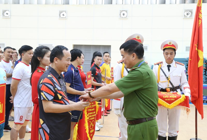 Thiếu tướng, GS.TS Nguyễn Đắc Hoan, Phó Giám đốc Học viện tặng Cờ lưu niệm cho các đội tuyển tham dự