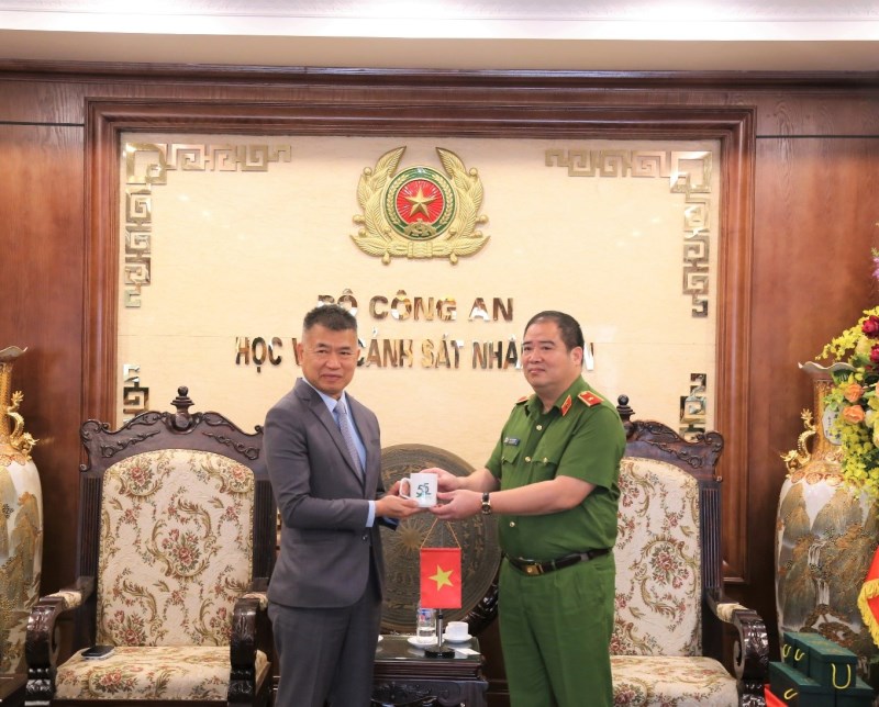Thiếu tướng Chử Văn Dũng, Phó Giám đốc Học viện trao quà lưu niệm cho ông Wichai Chaimongkhon, Tổng thư ký Ủy ban Kiểm soát ma túy Thái Lan