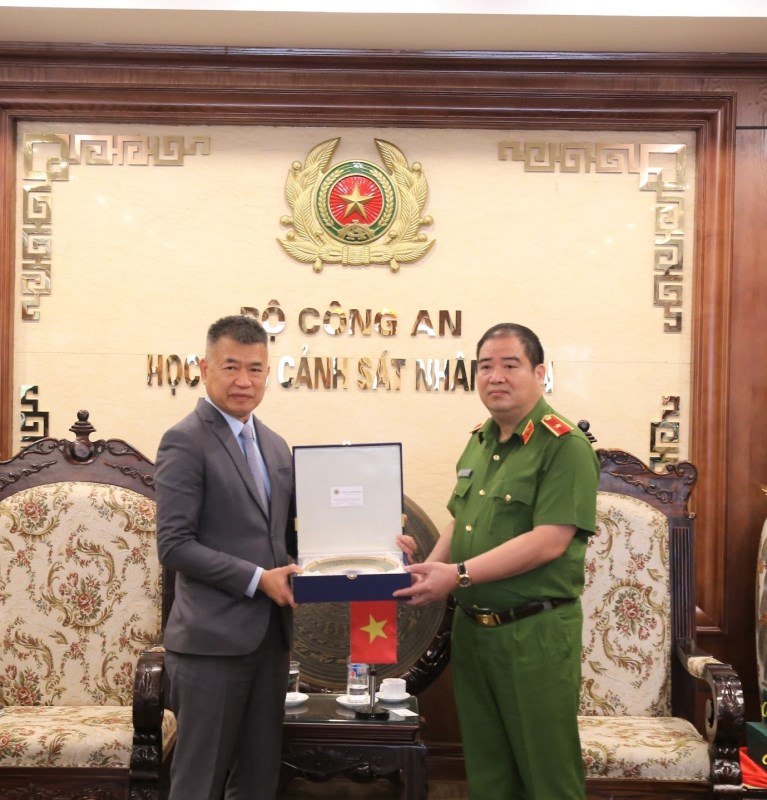 Thiếu tướng Chử Văn Dũng, Phó Giám đốc Học viện nhận quà lưu niệm từ phía Đoàn công tác