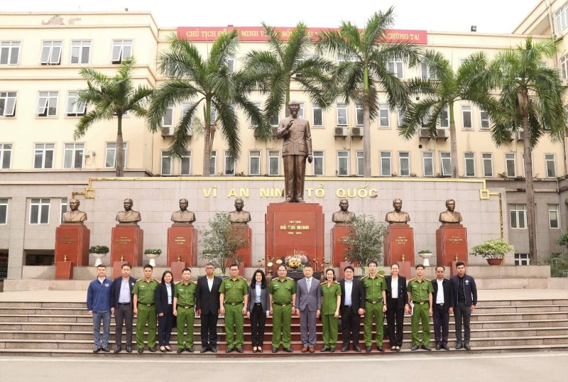 Đoàn đại biểu chụp ảnh lưu niệm tại tượng đài Chủ tịch Hồ Chí Minh