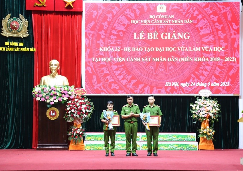 Thiếu tướng, GS. TS Nguyễn Đắc Hoan trao Giấy khen của Cục trưởng Cục đào tạo cho các học viên đạt được danh hiệu học viên giỏi toàn khóa học