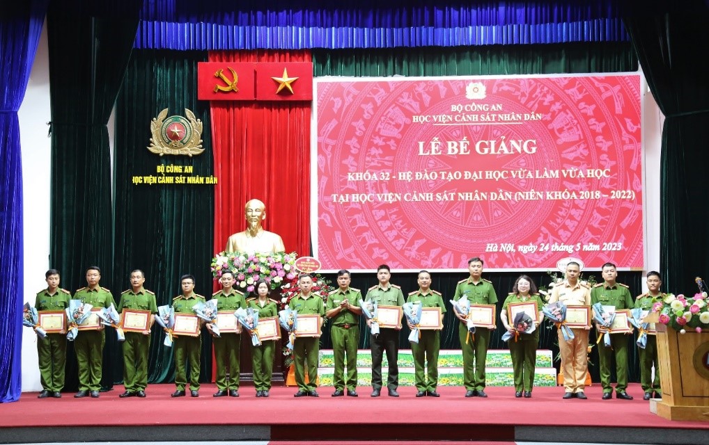 Thiếu tướng, GS. TS Nguyễn Đắc Hoan trao tặng giấy khen của Giám đốc Học viện CSND cho các học viên có nhiều thành tích trong quá trình học tập, rèn luyện, quản lý và xây dựng lớp học