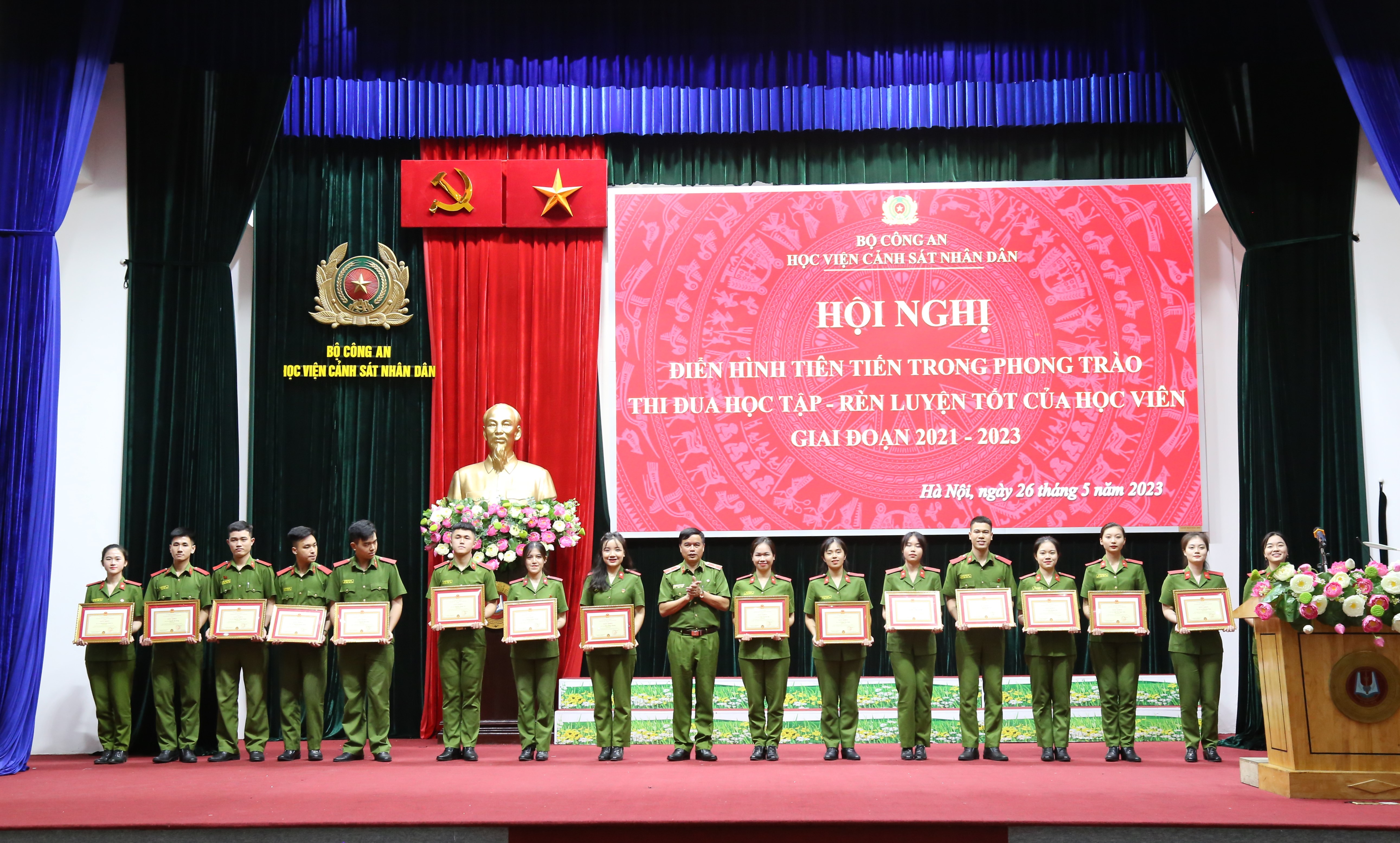 Thiếu tướng, GS. TS Nguyễn Đắc Hoan, Phó Giám đốc Học viện tặng Giấy khen của Giám đốc Học viện cho các tập thể và cá nhân có thành tích xuất sắc trong công tác học tập và rèn luyện
