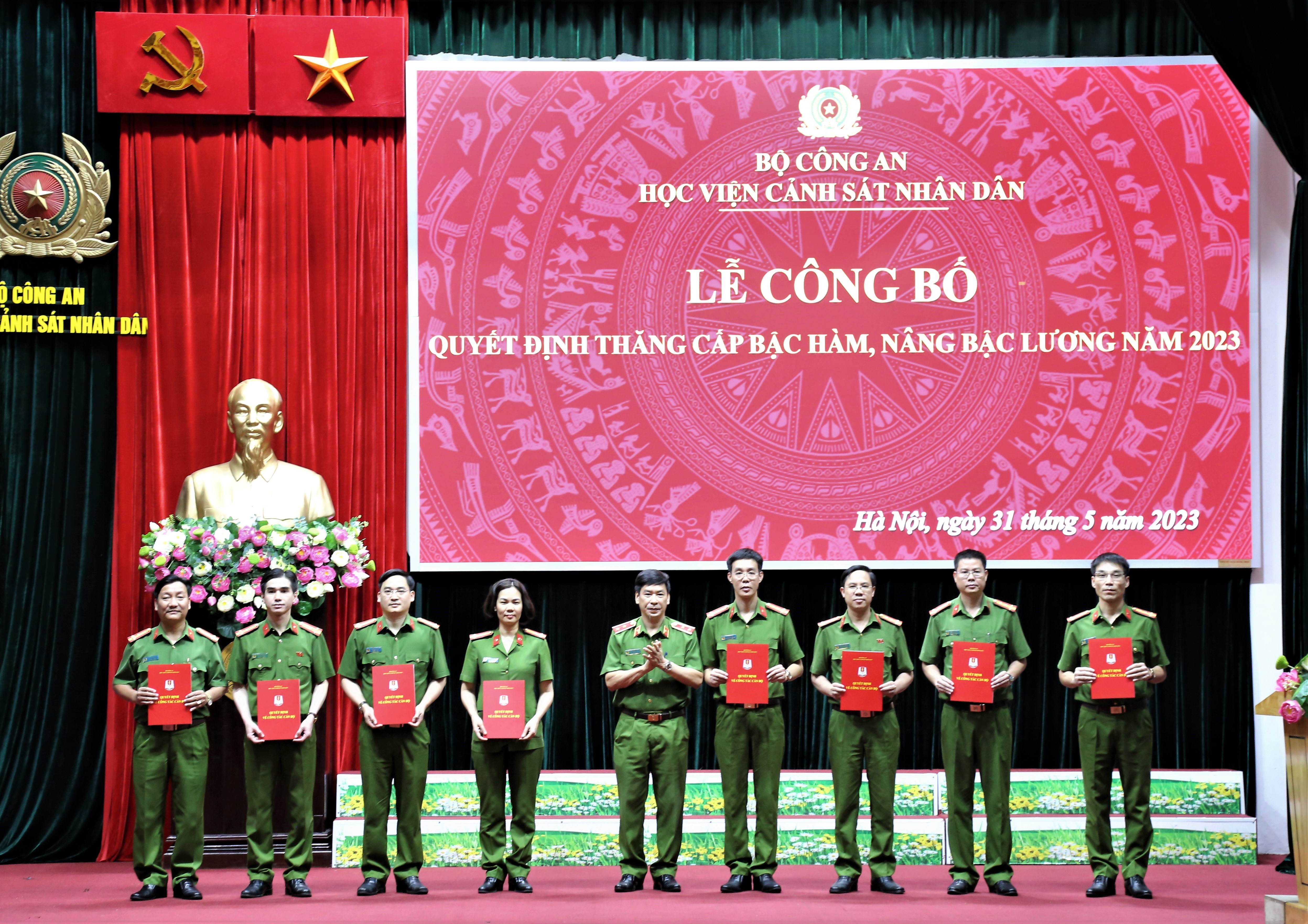 Trung tướng, GS. TS Trần Minh Hưởng., Giám đốc Học viện trao Quyết định thăng cấp bậc hàm, nâng bậc luong niên hạn 2023 cho đại diện cán bộ, giảng viên Học viện
