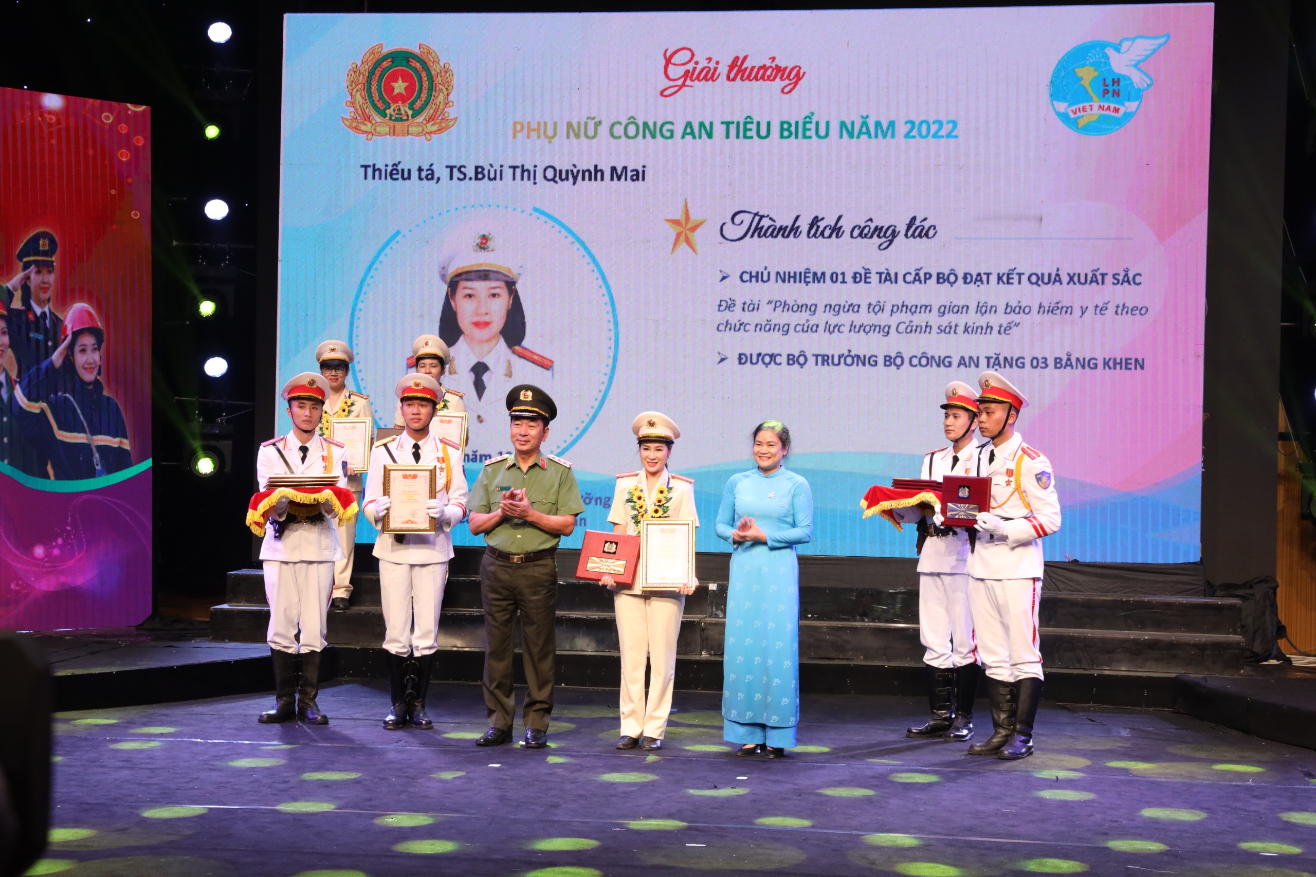 Thiếu tá, TS. Bùi Thị Quỳnh Mai, Phòng Quản lý đào tạo và bồi dưỡng nâng cao được tuyên dương "Phụ nữ Công an tiêu biểu" năm 2022
