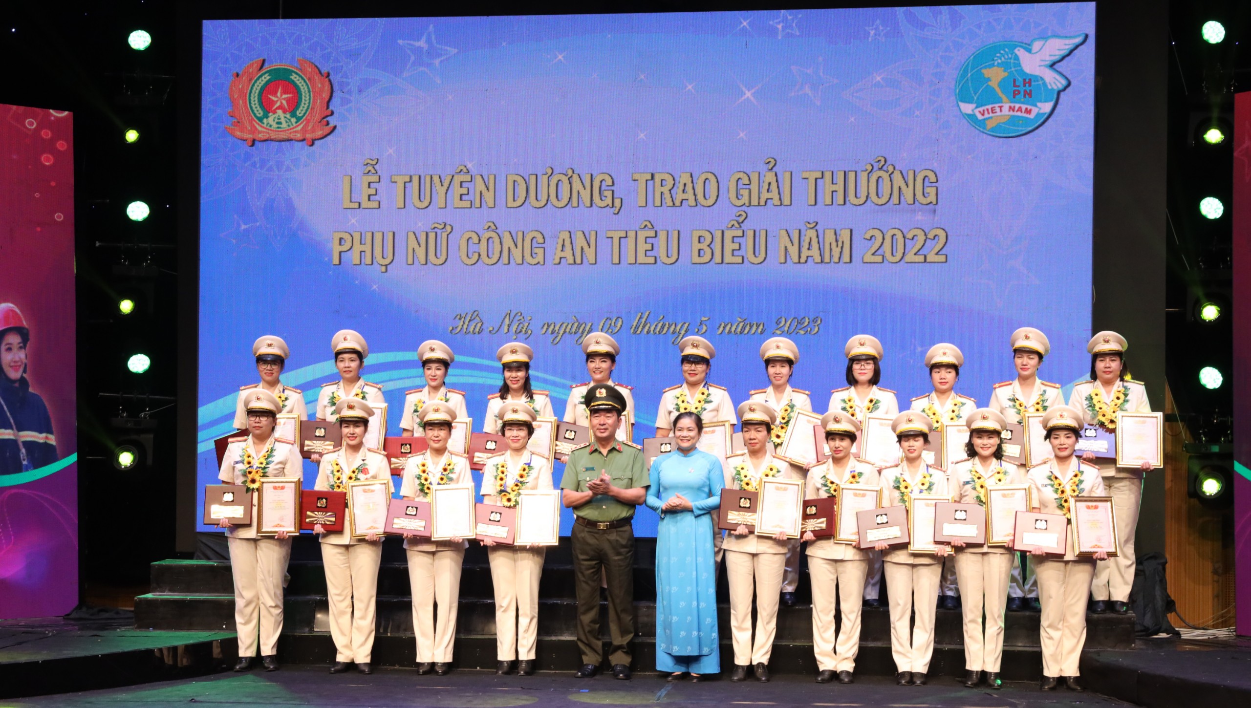 Thứ trưởng Trần Quốc Tỏ và đồng chí Đỗ Thị Thu Thảo trao biểu trưng và chứng nhận tặng 20 gương “Phụ nữ Công an tiêu biểu” năm 2022