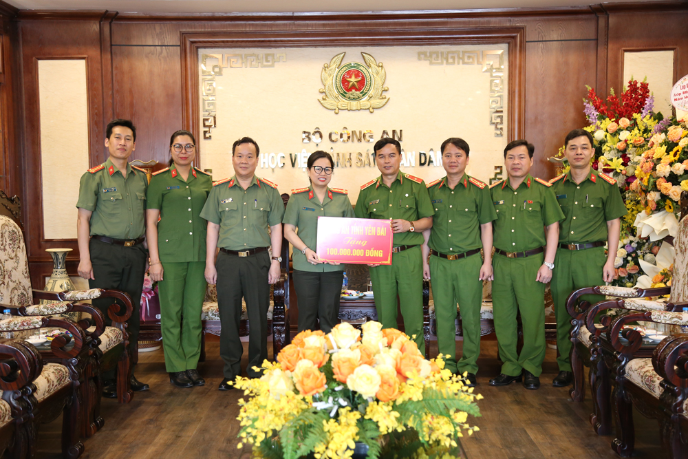 Công an tỉnh Yên Bái tặng quà chúc mừng Học viện CSND