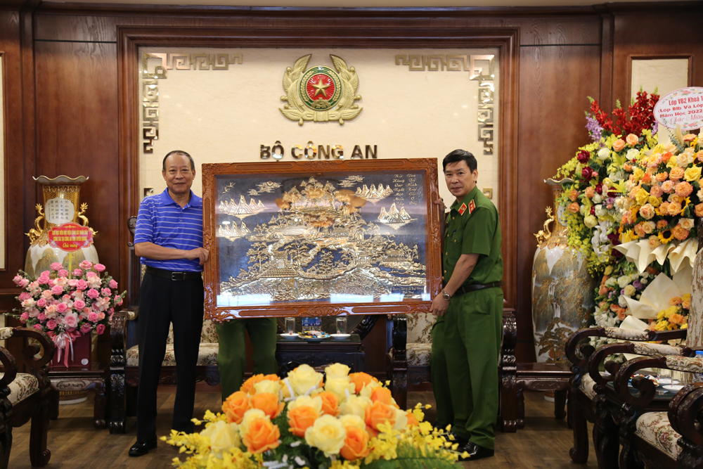 Thượng tướng Lê Quý Vương tặng quà chúc mừng Học viện CSND nhân kỷ niệm 55 năm Ngày thành lập