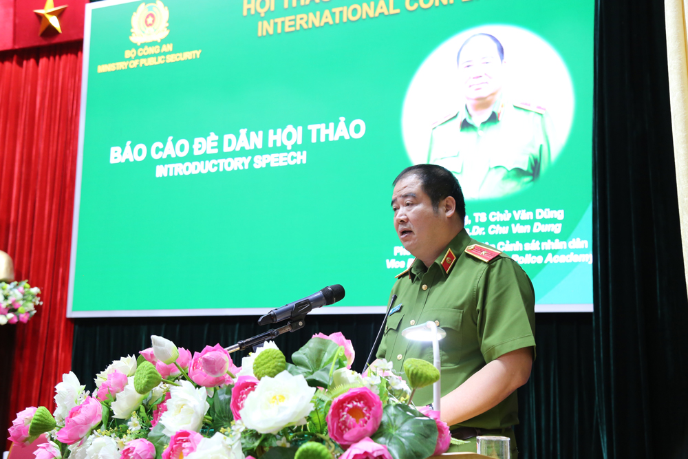 Thiếu tướng, TS Chử Văn Dũng, Phó Giám đốc Học viện trình bày báo cáo đề dẫn Hội thảo