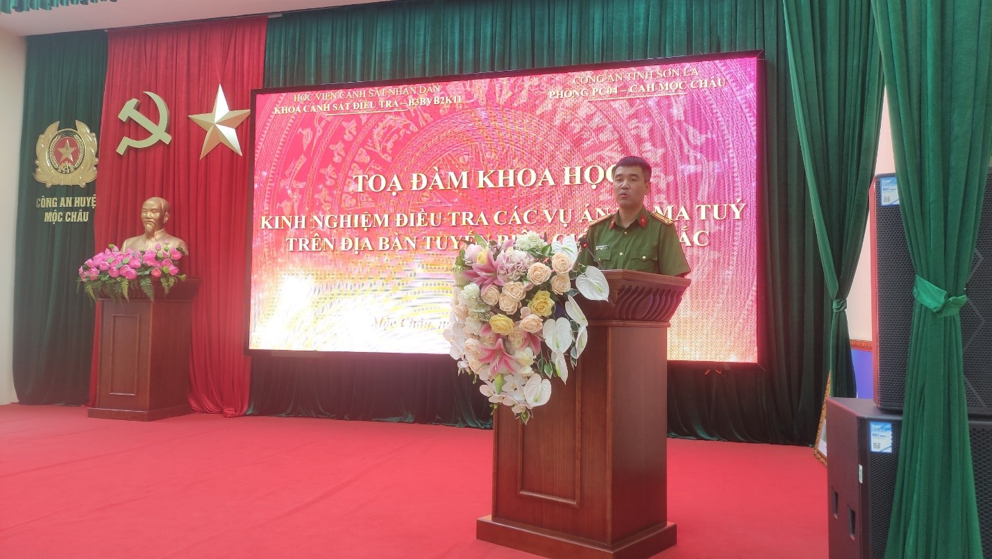 Thượng tá Nguyễn Tuấn Anh - Phó Trưởng Công an huyện Mộc Châu báo cáo tham luận tại Tọa đàm