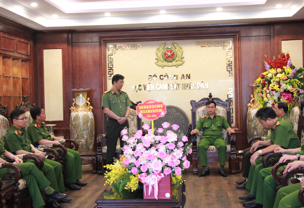 Đại tá Phạm Kim Đĩnh, Giám đốc Công an tỉnh Tuyên Quang chúc mừng Học viện CSND nhân dịp kỷ niệm 55 năm Ngày thành lập