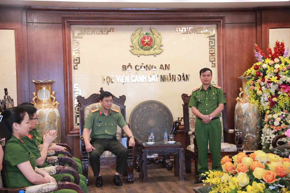 Thiếu tướng, GS. TS Nguyễn Đắc Hoan, Phó Giám đốc Học viện cảm ơn tình cảm tốt đẹp của Công an tỉnh Tuyên Quang