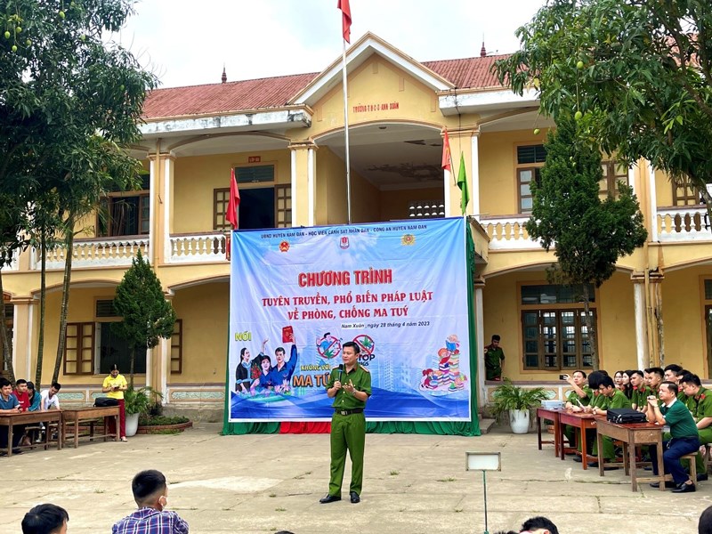 Thiếu tá, ThS. Phạm Văn Cường, Giảng viên khoa CSPCTP về ma túy tuyên truyền về vấn đề phòng, chống ma túy học đường