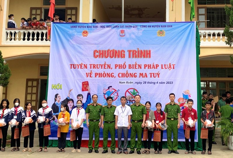 Trung tá, TS Bùi Ngọc Phong, Phó trưởng khoa CSPCTP về ma túy cùng Ban chỉ đạo Thực hành chính trị xã hội - Học viện CSND trao quà cho các em học sinh