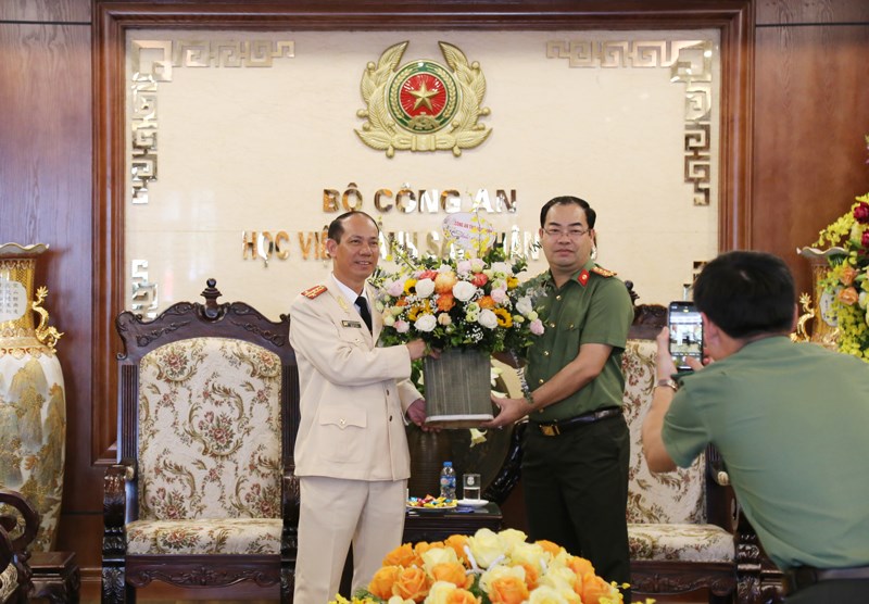 Đại diện lãnh đạo Công an tỉnh Nam Định chúc mừng và tặng quà cho Học viện CSND nhân dịp 55 năm Ngày thành lập Nhà trường