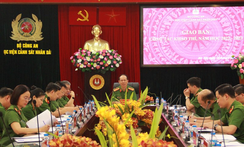 Đại tá, PGS. TS Trần Quang Huyên, Phó Giám đốc Học viện phát biểu chỉ đạo