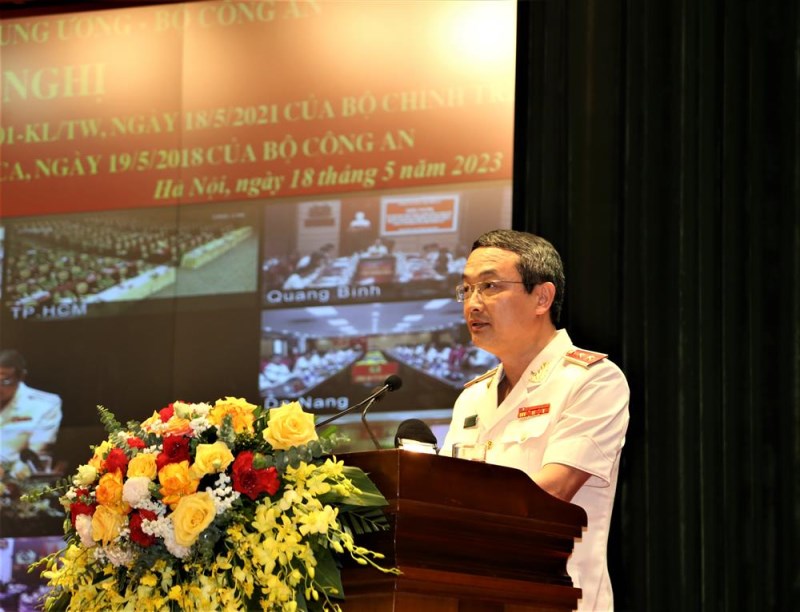 Trung tướng Nguyễn Ngọc Toàn, Cục trưởng Cục Công tác đảng và công tác chính trị báo cáo tại Hội nghị.