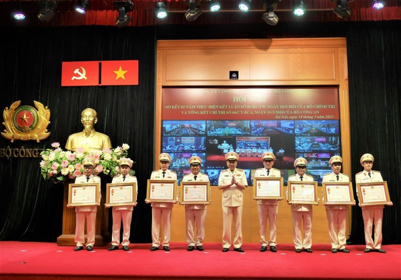 Bộ trưởng Tô Lâm trao Huân chương Chiến công, Huân Chương Bảo vệ Tổ quốc tặng các tập thể, cá nhân có thành tích xuất sắc.