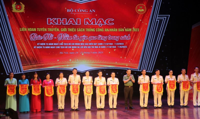 Trung tướng Nguyễn Ngọc Toàn tặng cờ lưu niệm cho đại diện các đội dự Liên hoan.