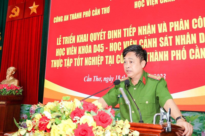 Thượng tá Lê Đức Bảy, Phó Giám đốc Công an TP Cần Thơ phát biểu tại lễ tiếp nhận học viên Học viện CSND