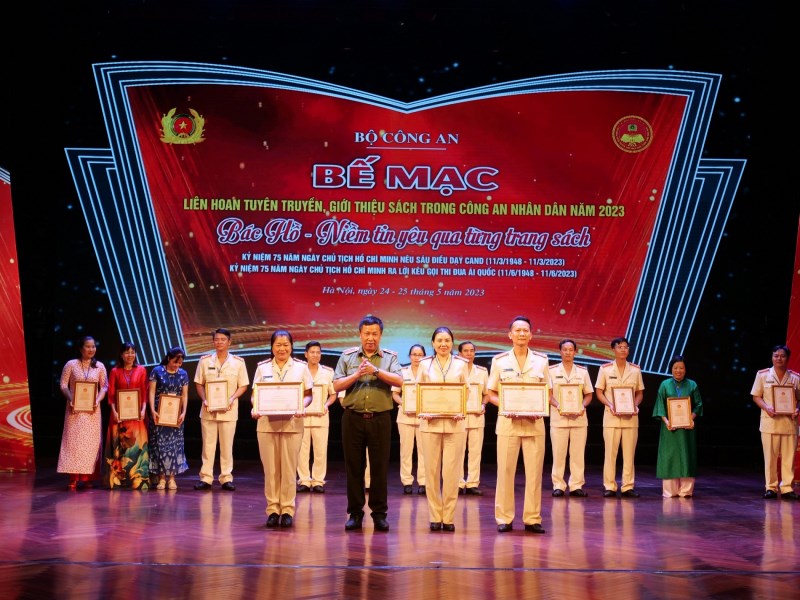 Thiếu tướng, NSND Nguyễn Công Bẩy, Phó Cục trưởng Cục Công tác Đảng và công tác chính trị, Phó Trưởng Ban Tổ chức Liên hoan trao Bằng khen của Bộ Công an cho 3 đội thi đạt giải A.