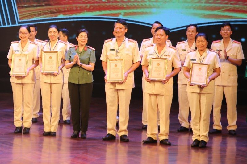 Thượng tá, NSND Nguyễn Thị Thúy Hiền, Trưởng phòng Văn hóa, văn nghệ, thuộc Cục Công tác Đảng và công tác chính trị trao giấy chứng nhận cho các đội thi đoạt giải chuyên đề.