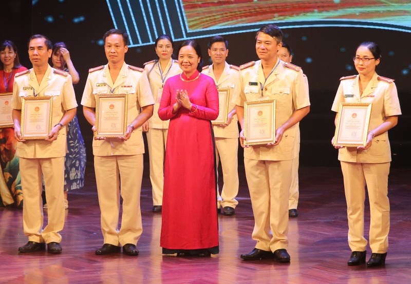 TS Vũ Dương Thúy Ngà  trao giấy chứng nhận của Ban Tổ chức cho các đội thi đạt giải B.