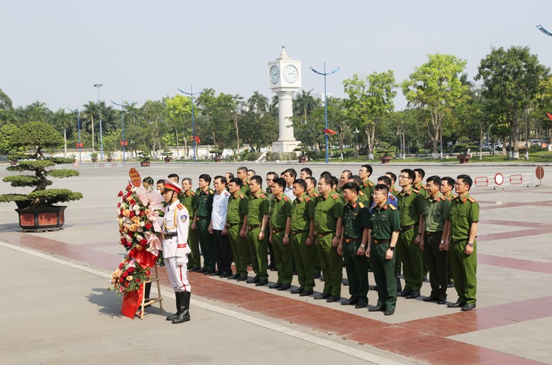 Các đại biểu và cựu học viên Khóa CH14 dâng hương tại Tượng đài Chủ tịch Hồ Chí Minh và các đồng chí cố Bộ trưởng Bộ Công an qua các thời kỳ