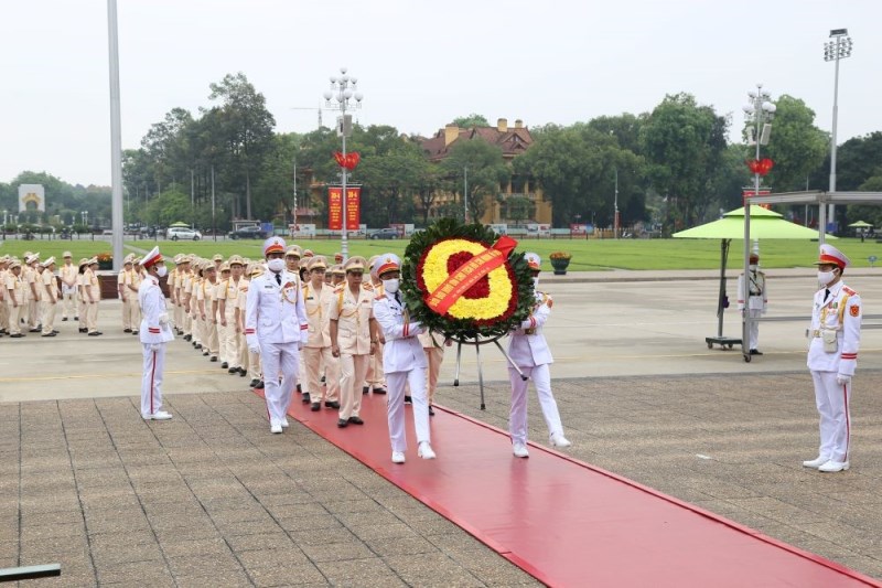 Đoàn đại biểu Học viện CSND vào Lăng viếng Chủ tịch Hồ Chí Minh