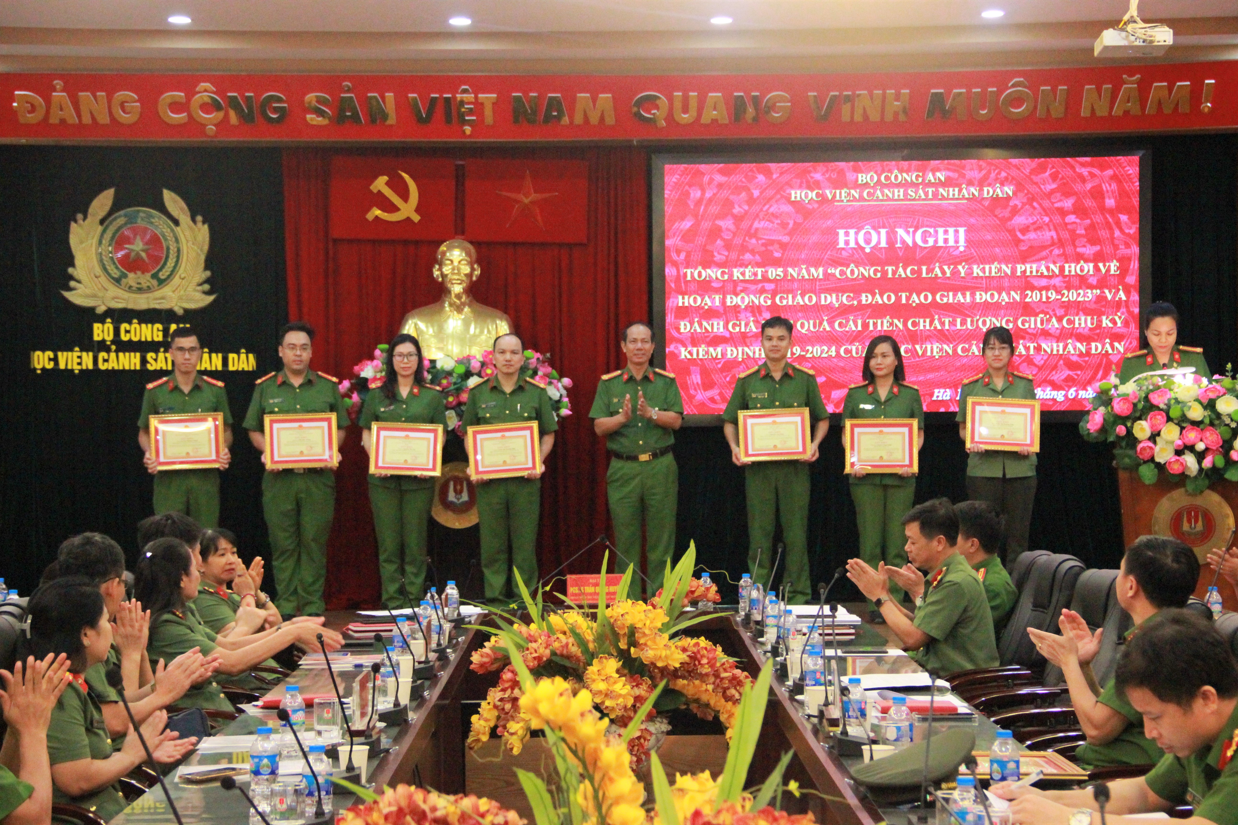 Đại tá Trần Quang Huyên, Phó Giám đốc Học viện CSND trao giấy khen của Giám đốc Học viện CSND cho các cá nhân và tập thể có thành tích xuất sắc trong Tổng kết 05 năm công tác lấy ý kiến phản hồi đối với hoạt  động giáo dục, đào tạo tại Học viện CSND giai đoạn 2019 - 2023