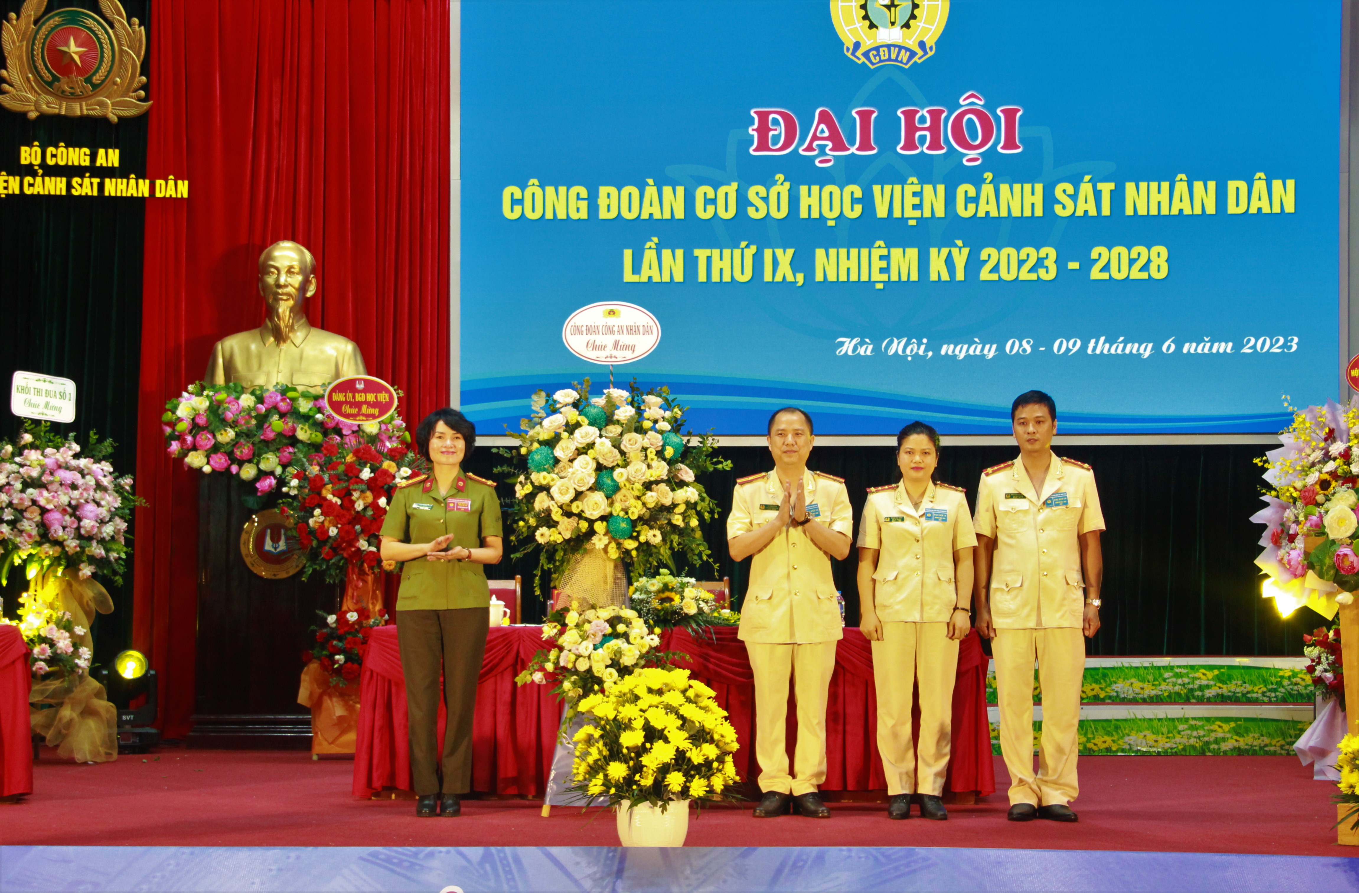 Thiếu tướng Nguyễn Đắc Hoan, Phó Giám đốc Học viện và Thượng tá Công Thanh Thảo, Trưởng ban Công đoàn CAND tặng hoa chúc mừng Đại hội